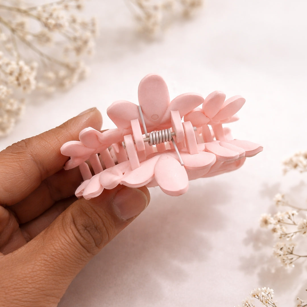 Soft Flower Claw Clip – Elegant Everyday Hair Accessory
